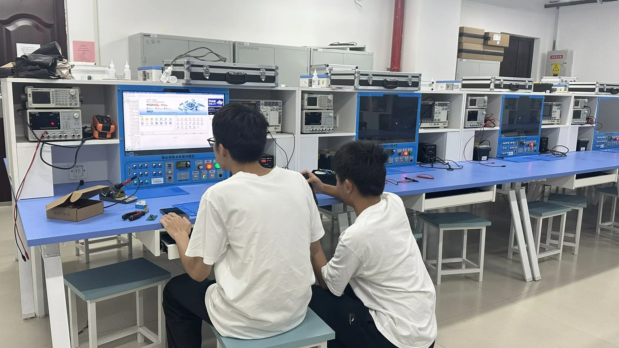 新秀杯活动中，学生在电子实验室操作设备