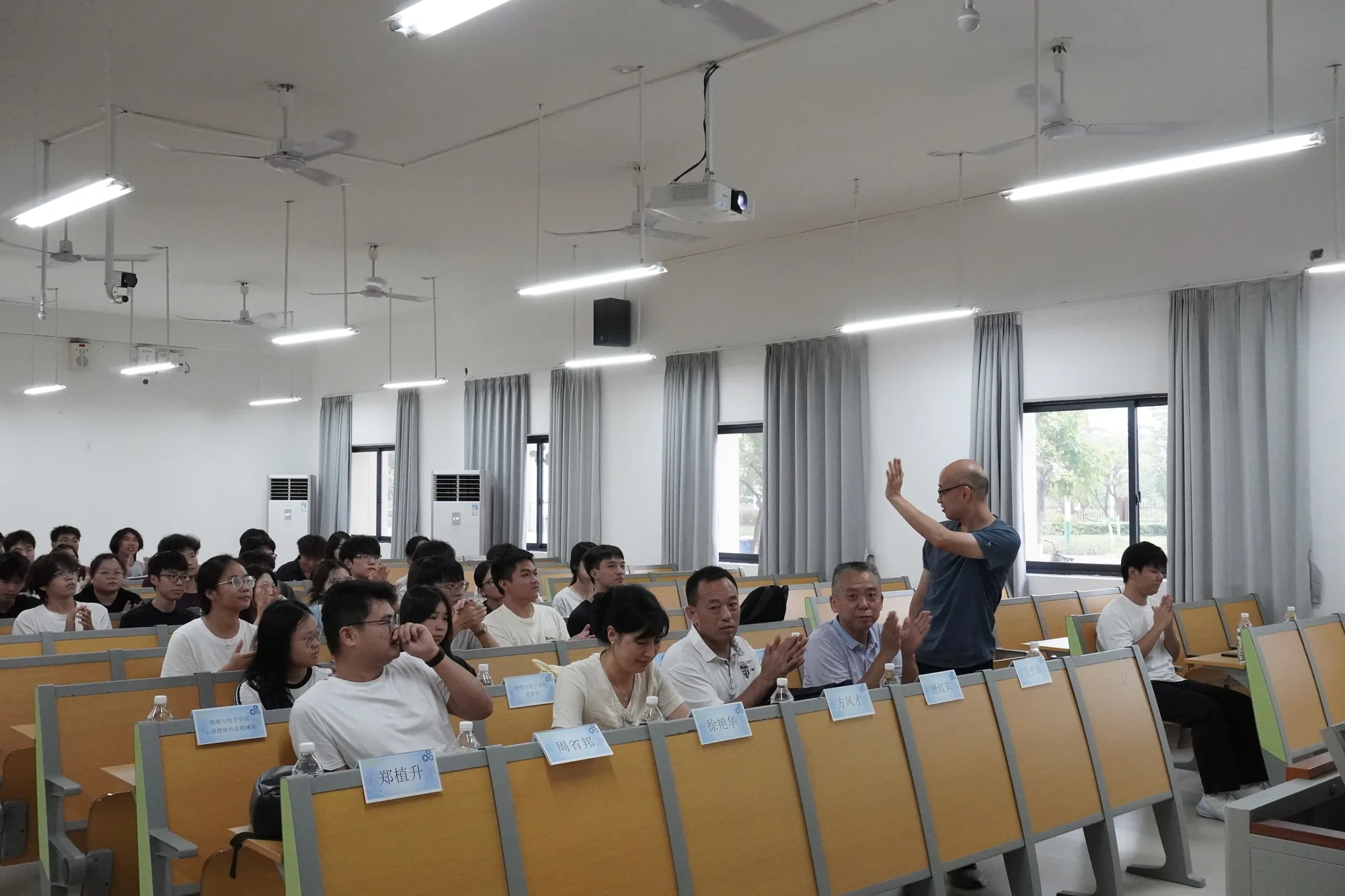 换届大会教室内的到场学生