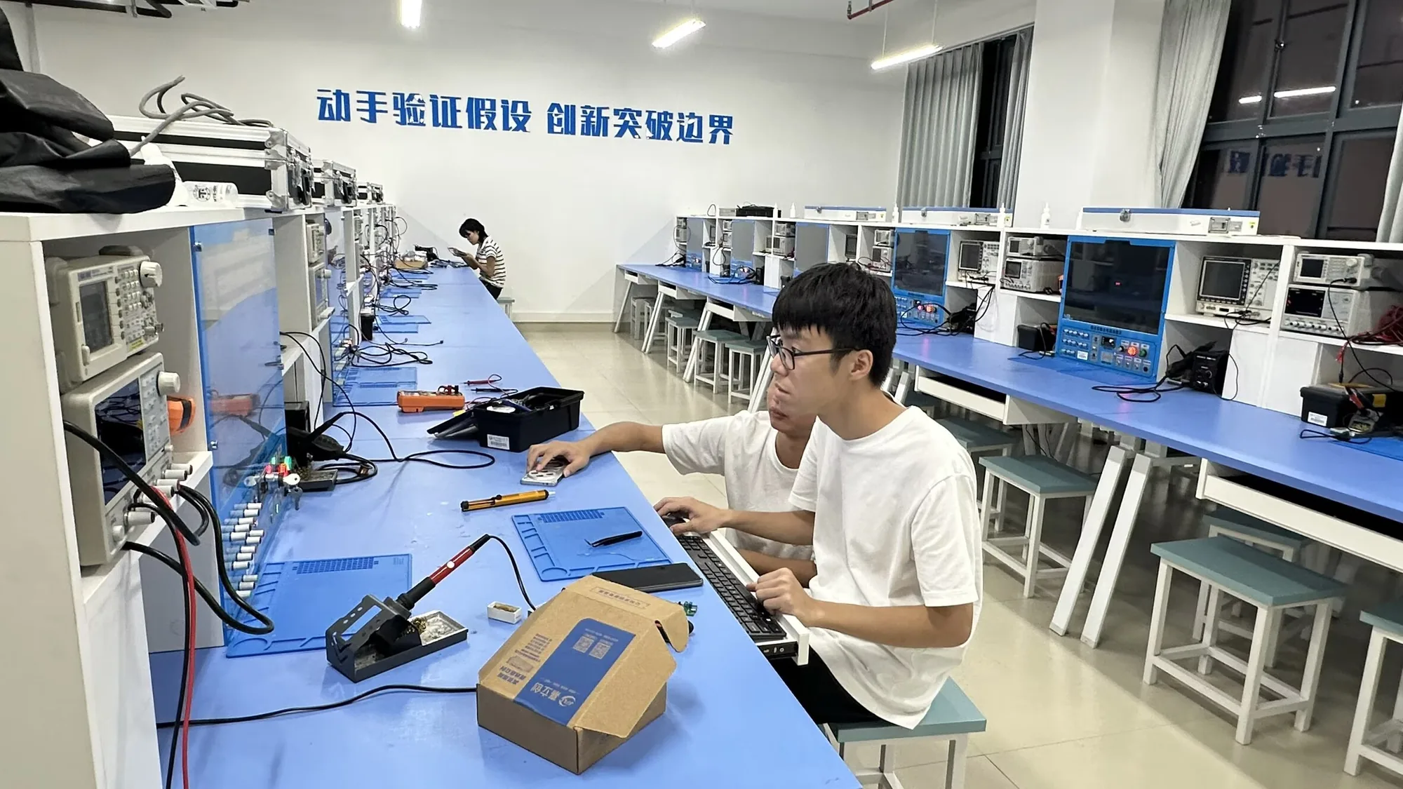 新秀杯活动中，学生在实验室工作台前制作电路