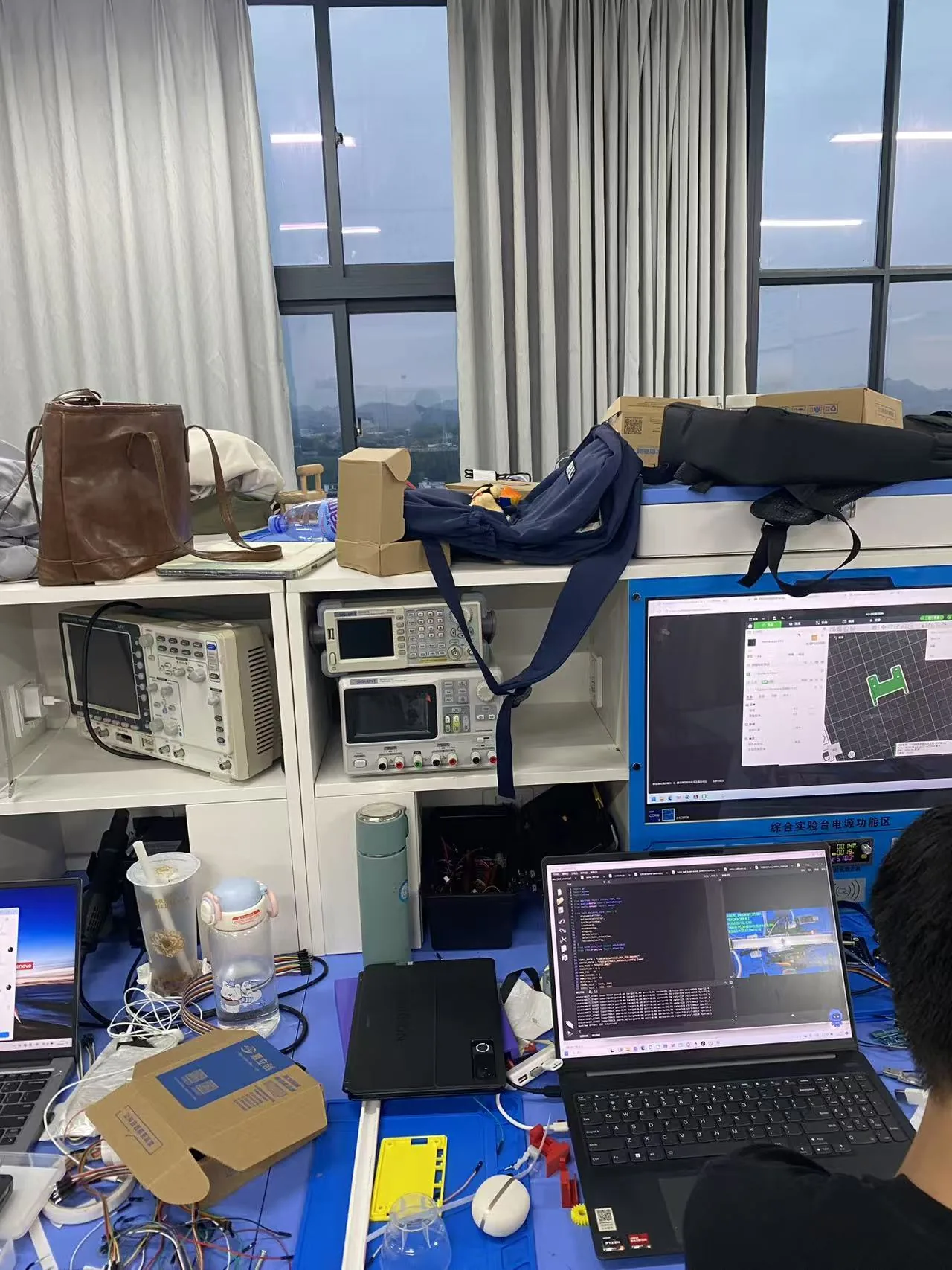 电赛活动中的电子仪器与工作台
