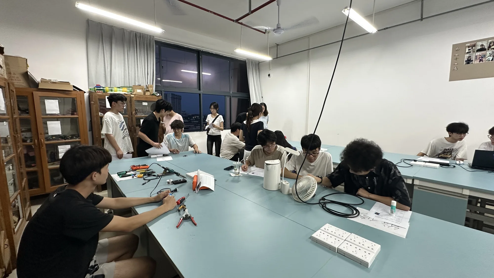 日常培训现场，学生围坐在桌旁