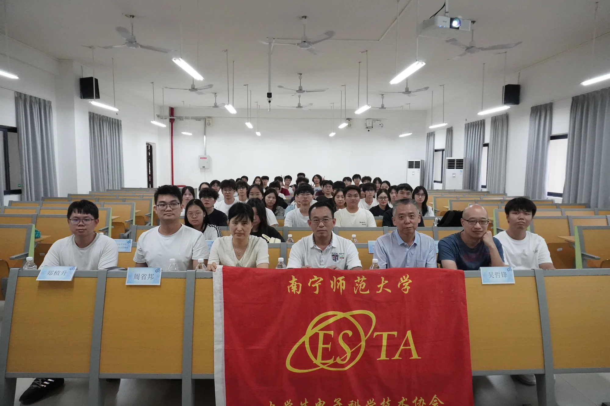 换届大会教室内的社团合影